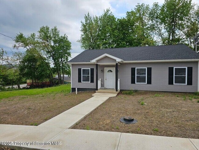Primary Photo - 551 Back St