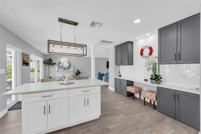 Building Photo - 2005 N Riverside Dr