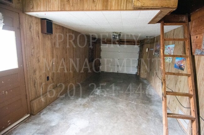 Building Photo - 4 Bedroom 2 Bath