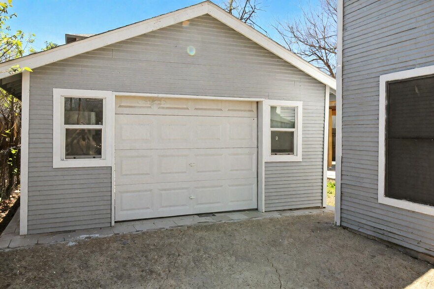 Building Photo - 610 W Rosewood Ave