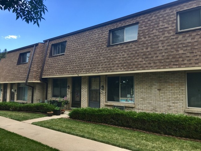 Primary Photo - Wonderful Townhome in Applewood Park!