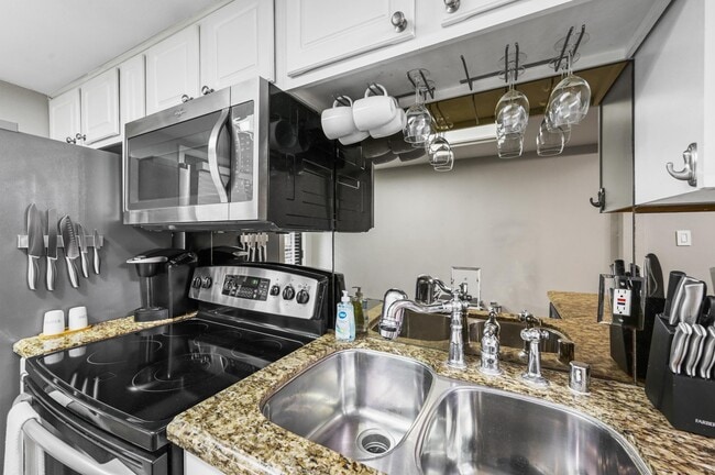 Building Photo - 10203 Regal Oaks Dr