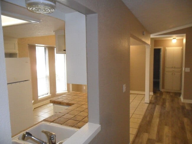Building Photo - Great Home Close to Campus