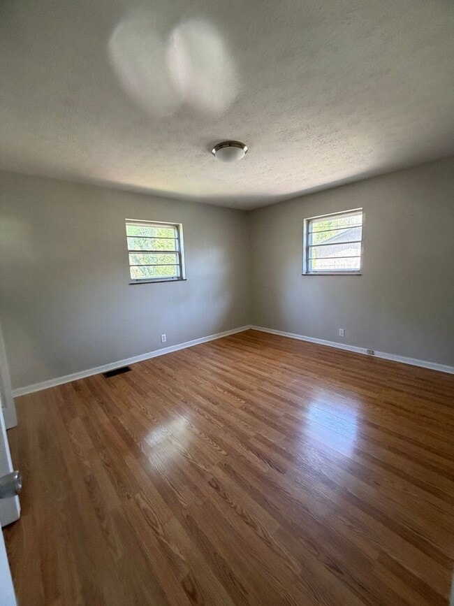 Building Photo - Alcoa City services and Schools 3 bedroom  home. call Debra Johnson 865-591-8281