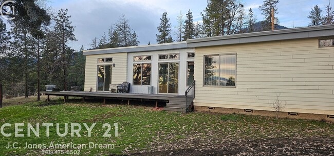 Building Photo - Spectacular Views in the Heart of Applegate Wine Country