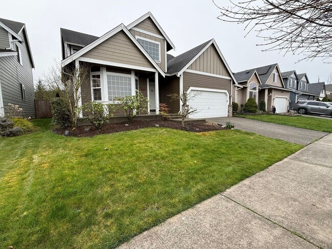 Building Photo - Beautiful 4 Bedroom in the Hidden Lake Community!