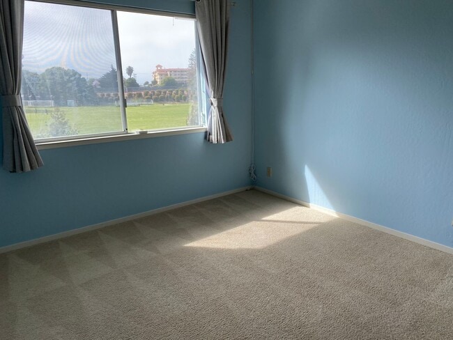 Building Photo - EPIC REA-AZARI PM: Condo w/Parking & Commu...