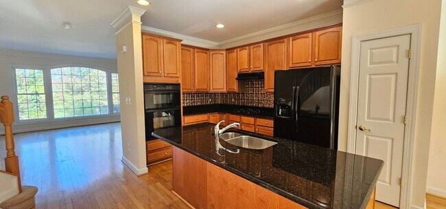 Building Photo - Beautiful And Spacious 3 Bed 3.5 Bath Bric...