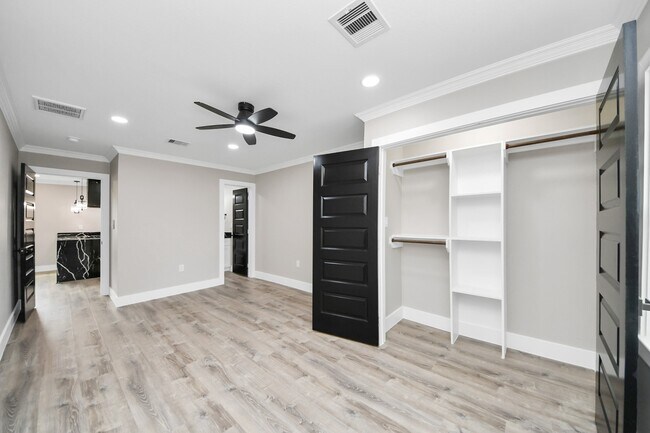 Building Photo - 10114 Fairfax St