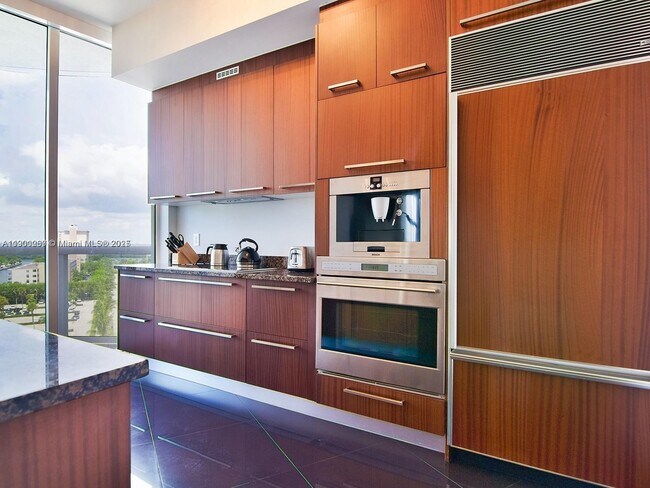 Building Photo - 15901 Collins Ave