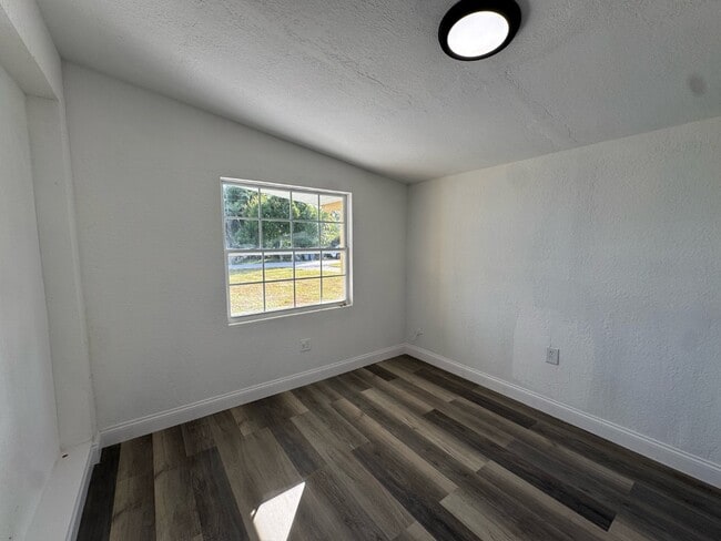 Building Photo - 585 Lindley Terrace