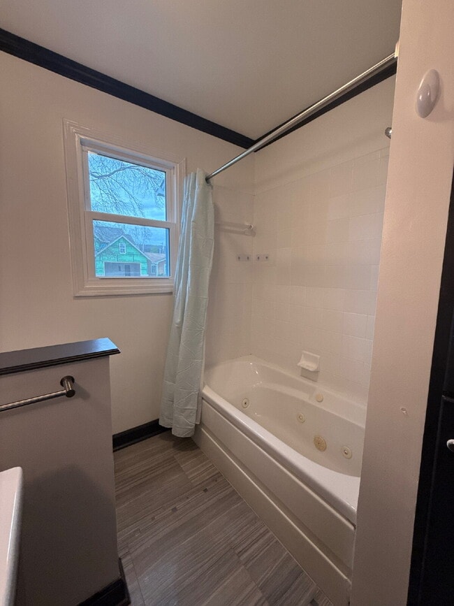 Building Photo - "Renovated 3-Bed Oasis with Granite Kitchen & Cozy Fireplace in Huntsville!"