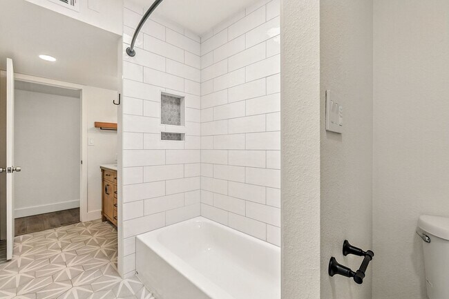 Building Photo - Beautiful 3 bed, 2 bath w/ bonus Room, loc...