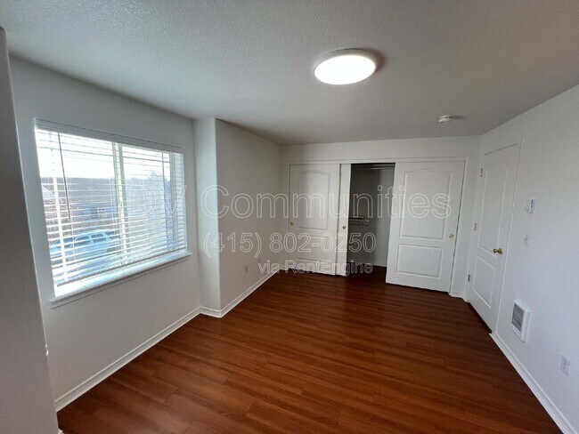 Building Photo - 2521 NW Cedar Ave