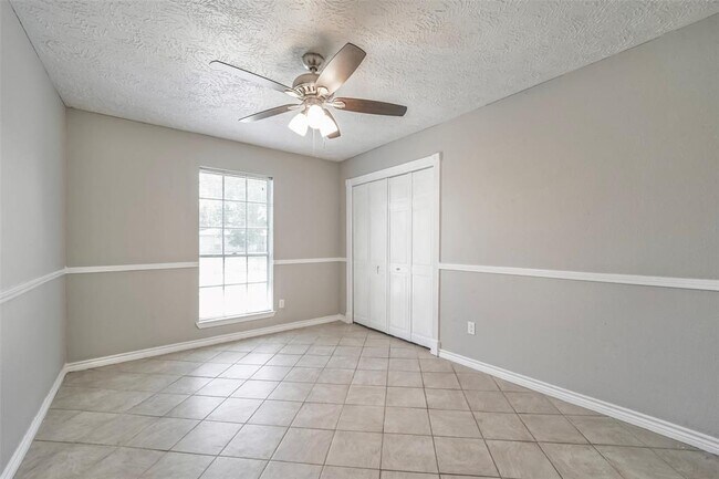 Building Photo - 215 Maple Leaf Dr