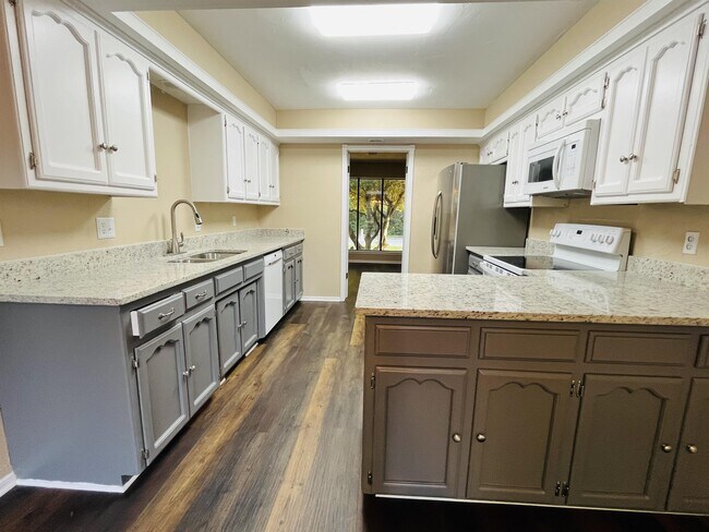 Building Photo - 909 E 13th St