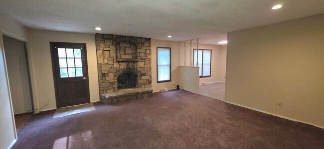Building Photo - 2542 S Regina Ave
