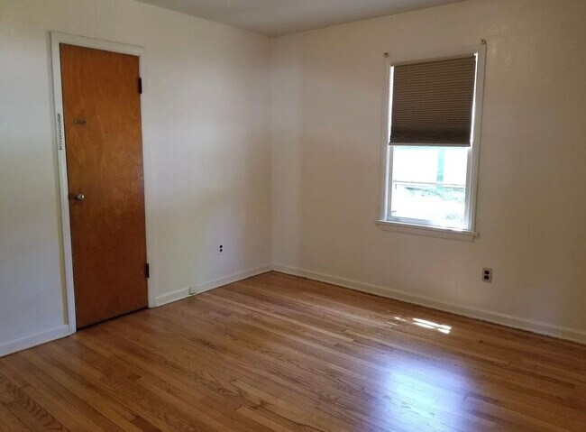 Building Photo - 4BR 2BA - Walk to campus!