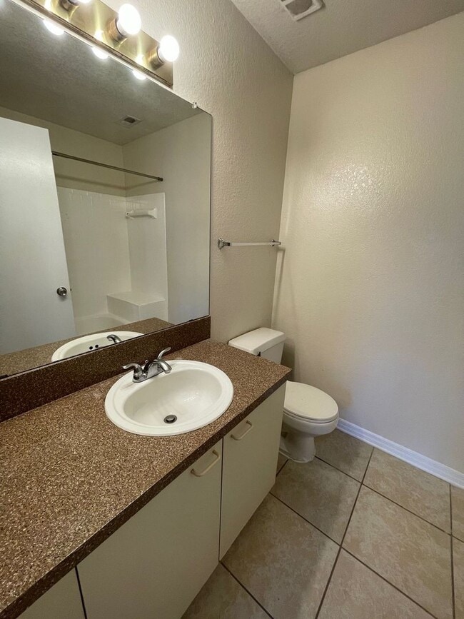 Building Photo - 2550 N Alafaya Trail