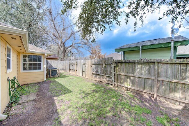 Building Photo - 4705 Dogwood Dr