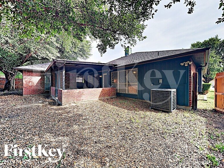 Building Photo - 4949 Oak Hollow Dr