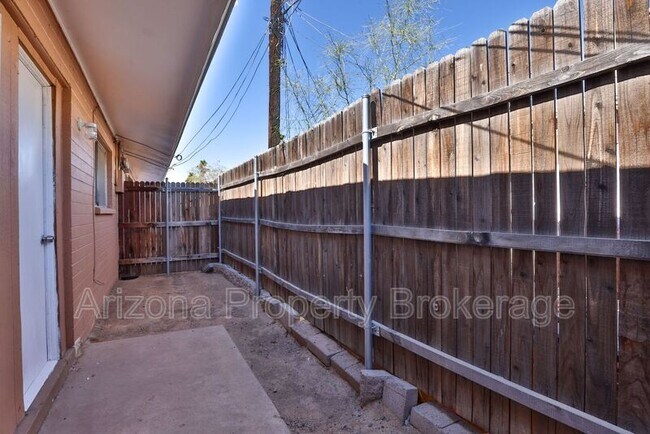 Building Photo - 1702 W Vogel Ave
