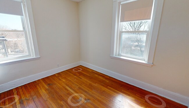 Building Photo - 9/1 No Fee! Split style 3BR w/balcony, heat inc!