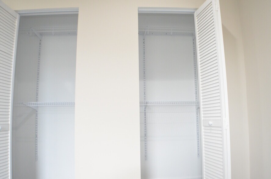 Building Photo - 563 Burritt St