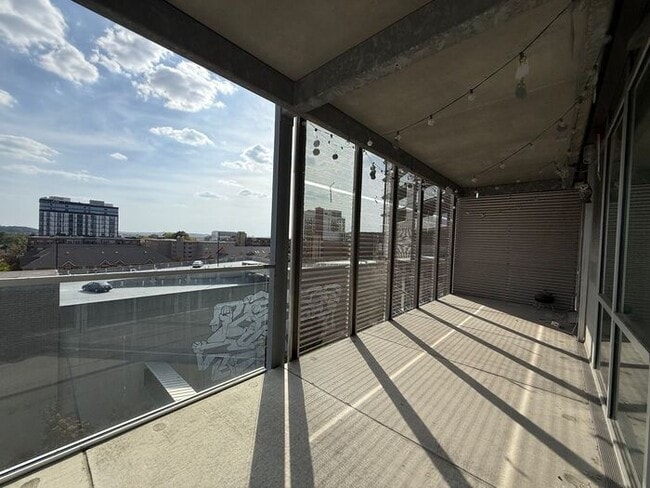 Building Photo - $2,800 | 1 Bedroom, 2 Bathroom Luxury Cond...