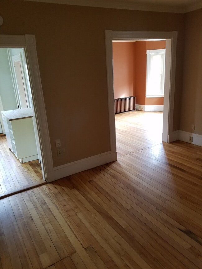 Building Photo - 3 bed 1 bath house with large deck, butler...