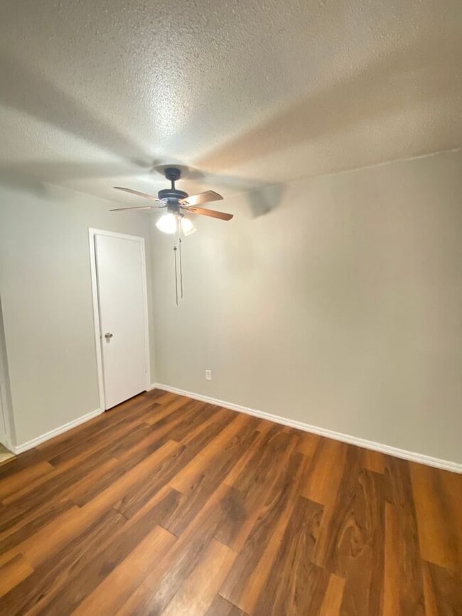 Building Photo - Spacious 1 Bed 1 Bath