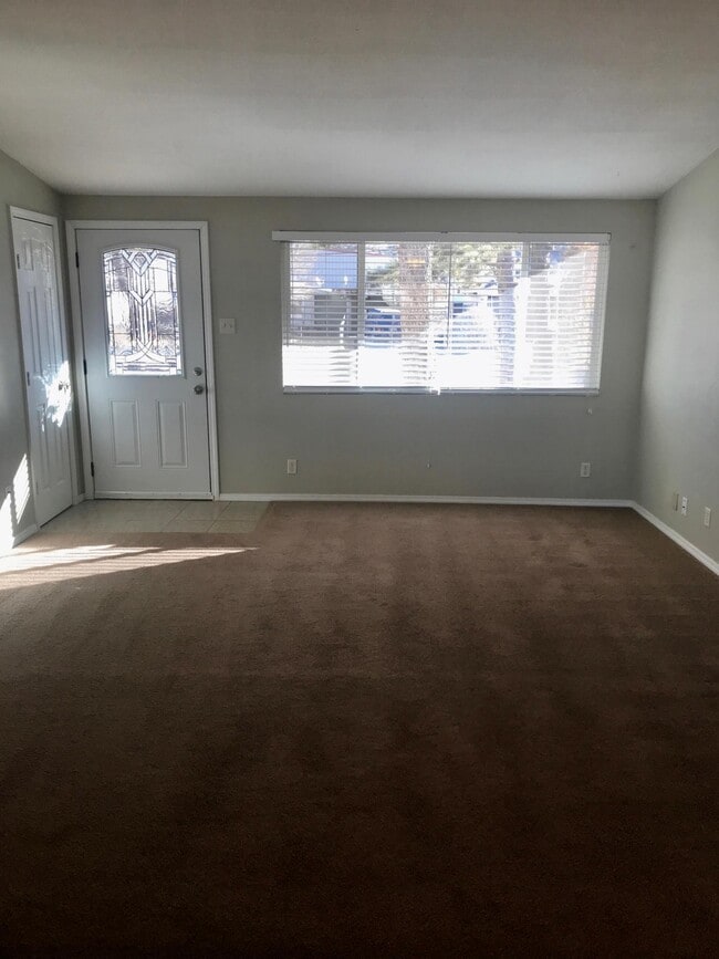 Building Photo - 1415 Willow Dr