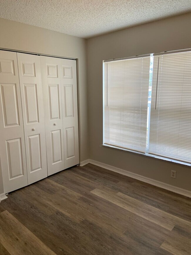 Building Photo - Updated 3 bed/ 2bath- Lehigh Woods