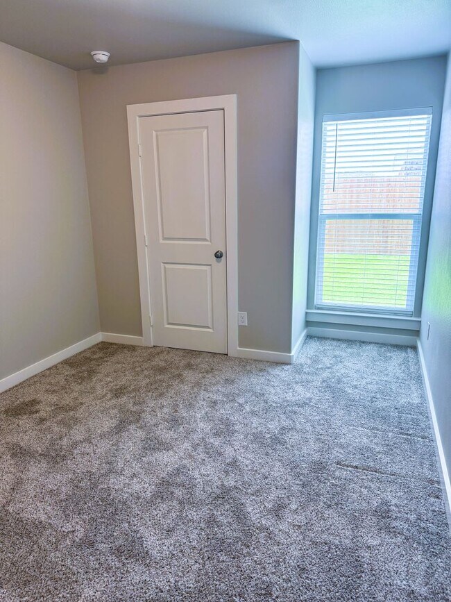 Building Photo - Upland Crossing Gem