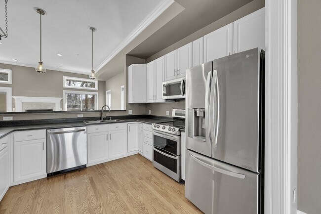 Building Photo - $3,150.00 - 2 Beds, 2.5 Baths, Apartment i...