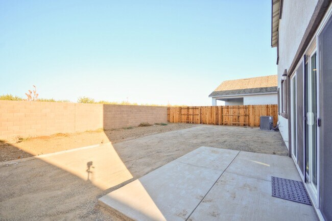 Building Photo - Newer home with solar AVAILABLE NOW!