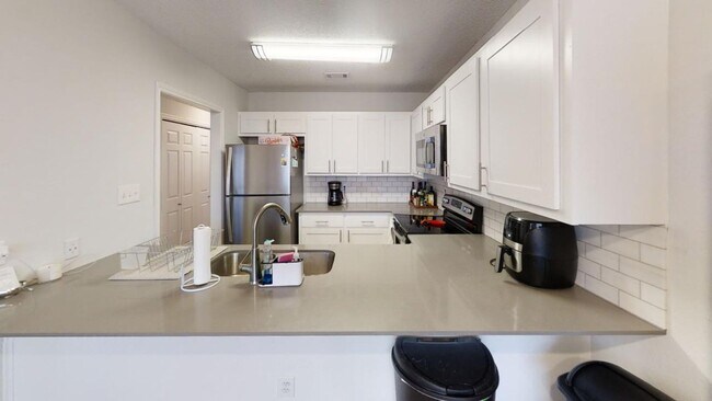 Building Photo - 1610 Waterston Ave