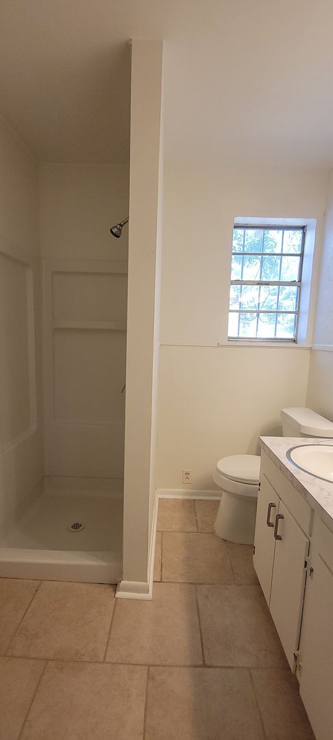 Building Photo - Great 3 bedroom/2 bath home with Oven, Refrigerator, Garage, Central Air & Heat!