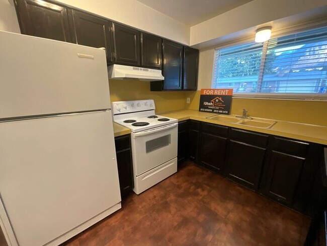 Building Photo - 4 Bedroom 2 Bath Twin Home Move in ready t...