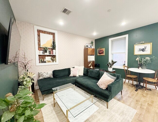 Primary Photo - 90 Havre St