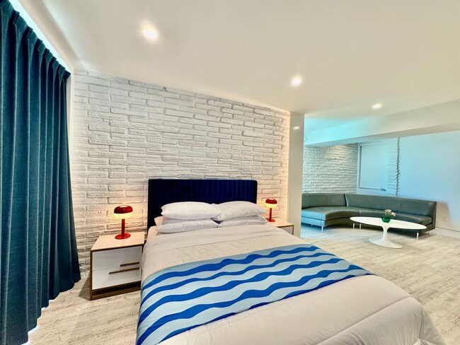 Building Photo - Stunning Ocean Front Location