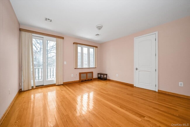 Building Photo - 77-16 Kew Forest Ln
