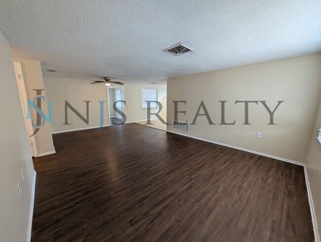 Building Photo - REDUCED!!!!  True 3 Bed~2 Bath~with garage. Over 1,000 sq ft, with updated kitchen & bathrooms, l...