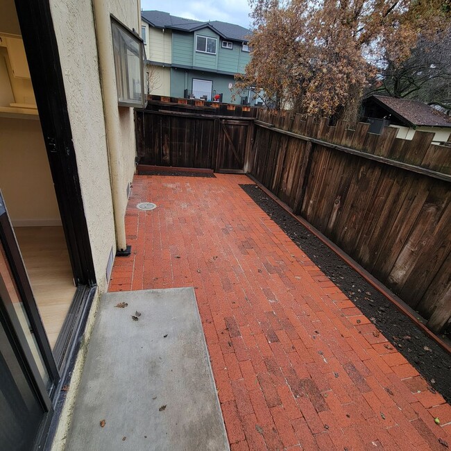 Building Photo - 931 Estudillo St