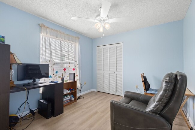 Building Photo - beautiful Sarasota 3 bedroom 2 bathroom ho...