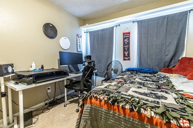 Building Photo - Pre-Leasing Summer 2023: Spacious 4/2,