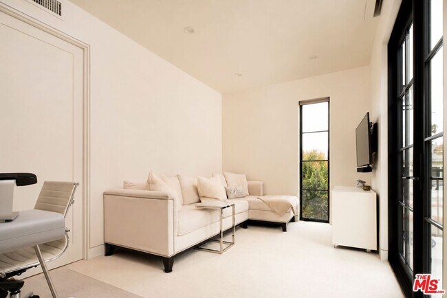 Building Photo - 730 Westbourne Dr