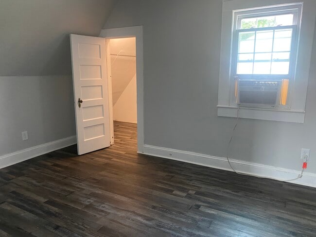 Walk-In-Closet - 418 W Main St