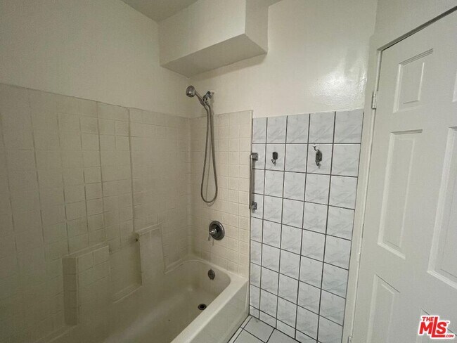 Building Photo - 708 W Vernon Ave