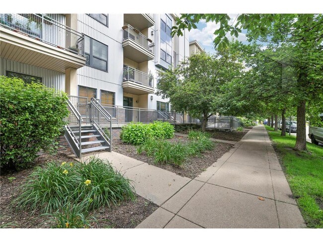 Building Photo - 2565 Franklin Ave